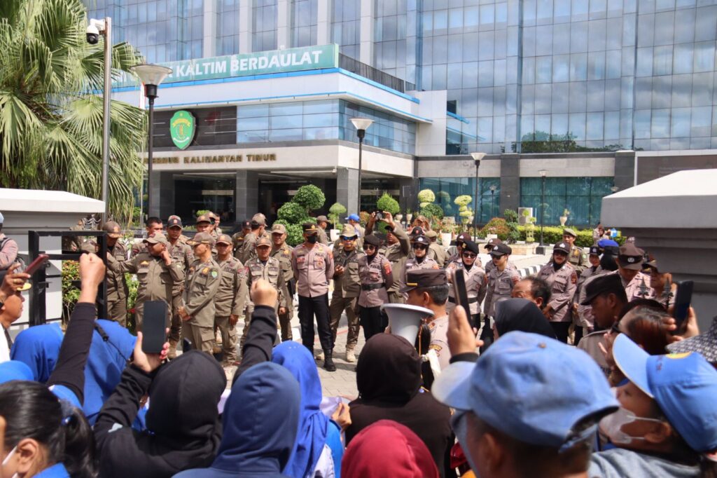 Polresta Samarinda Amankan Aksi Unjuk Rasa Karyawan PT. Sumalindo Lestari Jaya Global Tbk di Kantor Gubernur Kaltim WhatsApp Image 2024 03 02 at 10.55.43 5e8a2d08