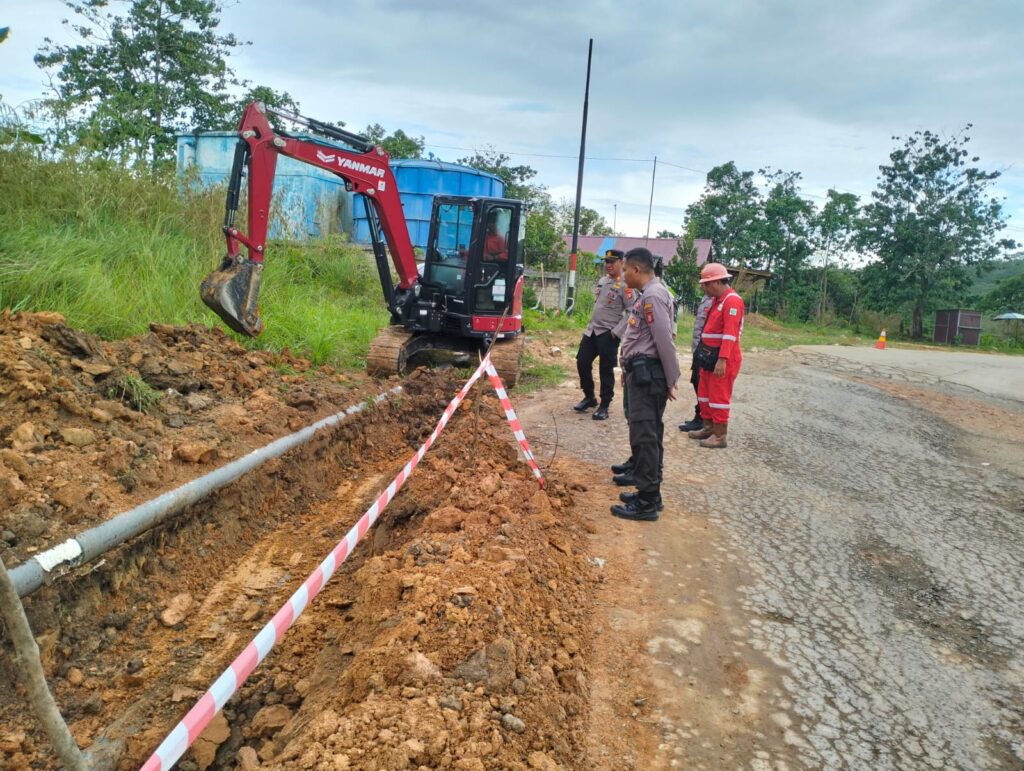 Polsek Sangasanga Lakukan Pengamanan Pemasangan Pipa Milik PT. Pertamina WhatsApp Image 2024 03 09 at 08.08.47 56facf25