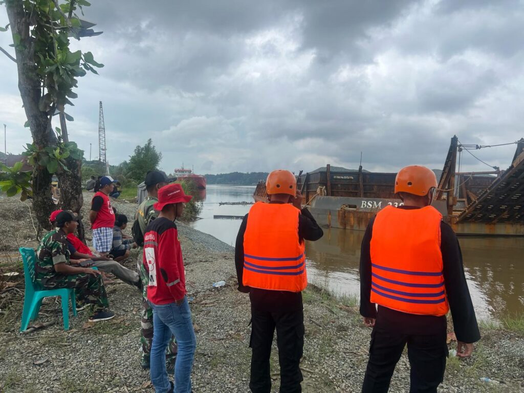 Tim Respon Bencana Brimob Kaltim Bersama Tim Gabungan Terus Lakukan Pencarian Terhadap Korban Tenggelam di Sungai Segah WhatsApp Image 2024 03 09 at 19.20.43 ad87b6ff