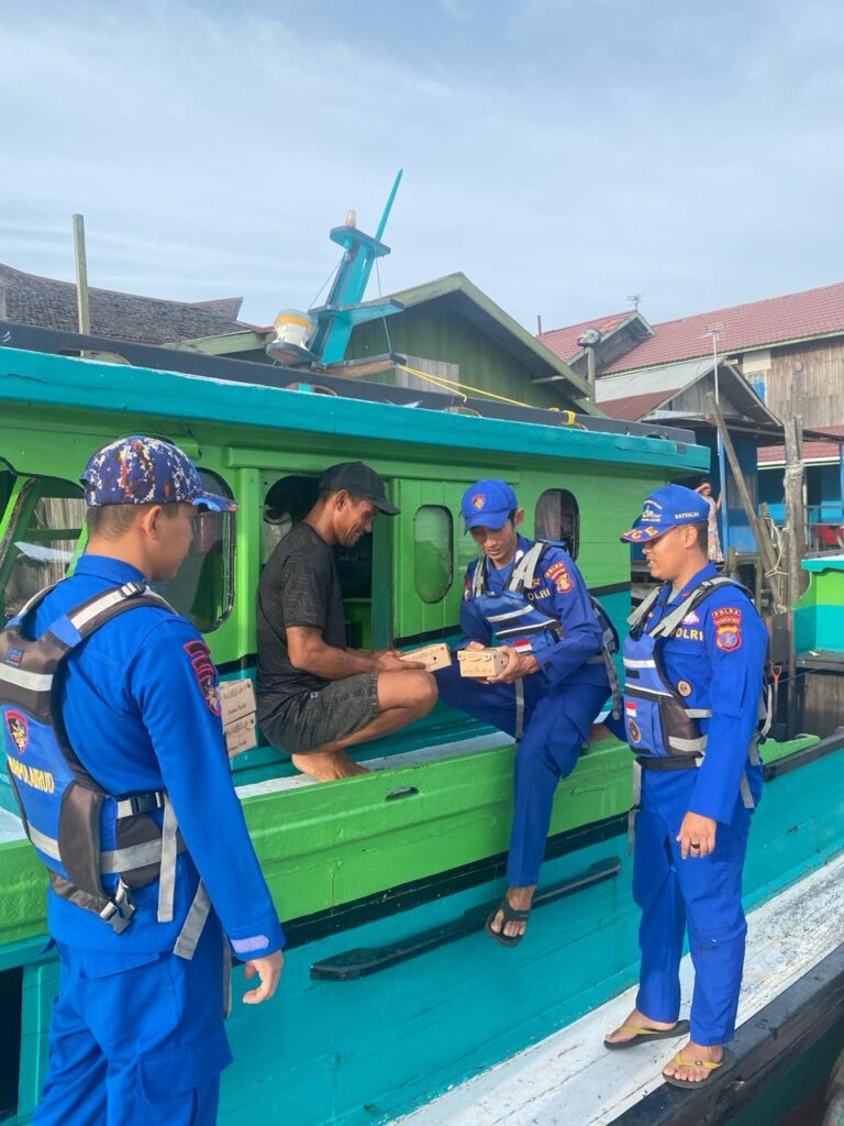 Ditpolairud Polda Kaltim Gelar Pembagian Takjil Berbuka Puasa di Muara Badak sebagai Bentuk Kepedulian Sosial WhatsApp Image 2024 03 17 at 17.49.47 66e159e6