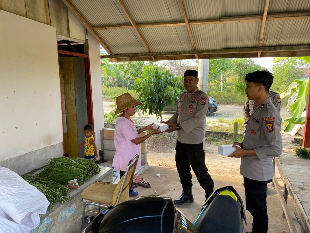 Polres PPU Bagikan Takjil kepada Masyarakat di Pondok Belanda Kelurahan Nipah Nipah WhatsApp Image 2024 03 18 at 08.45.59 c496c14b