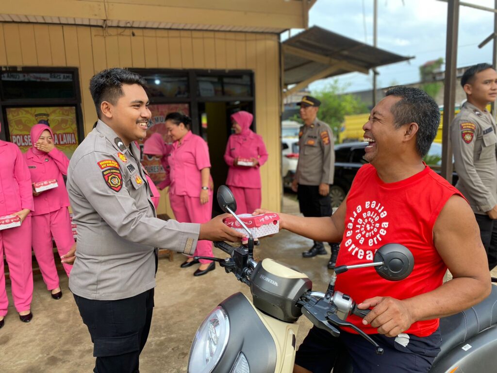 Wujud Kepedulian, Polsek Muara Lawa Berbagi Takjil Jelang Buka Puasa WhatsApp Image 2024 03 18 at 09.30.25 32c72e3c
