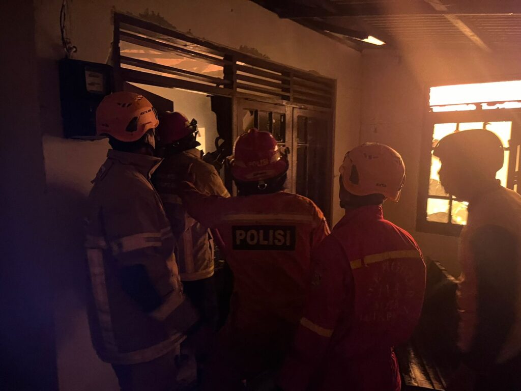 Gerak Cepat, Tim Respon Bencana Polda Kaltim Bantu Padamkan Kebakaran di Klandasan WhatsApp Image 2024 03 18 at 10.00.54 24b2d90e