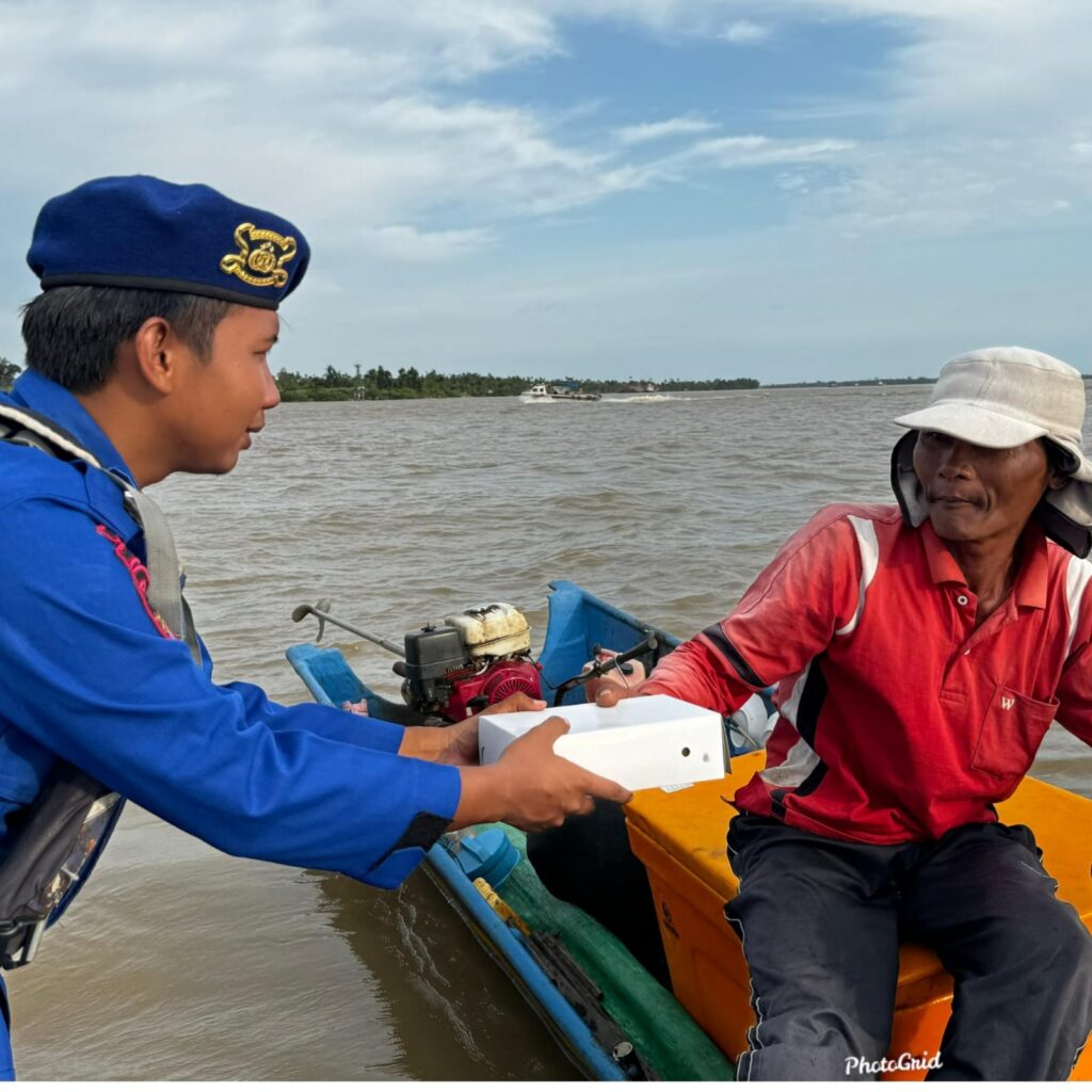 Ditpolairud Polda Kaltim Bagikan Takjil kepada Warga Pesisir untuk Rayakan Bulan Ramadhan WhatsApp Image 2024 03 19 at 13.04.07 1