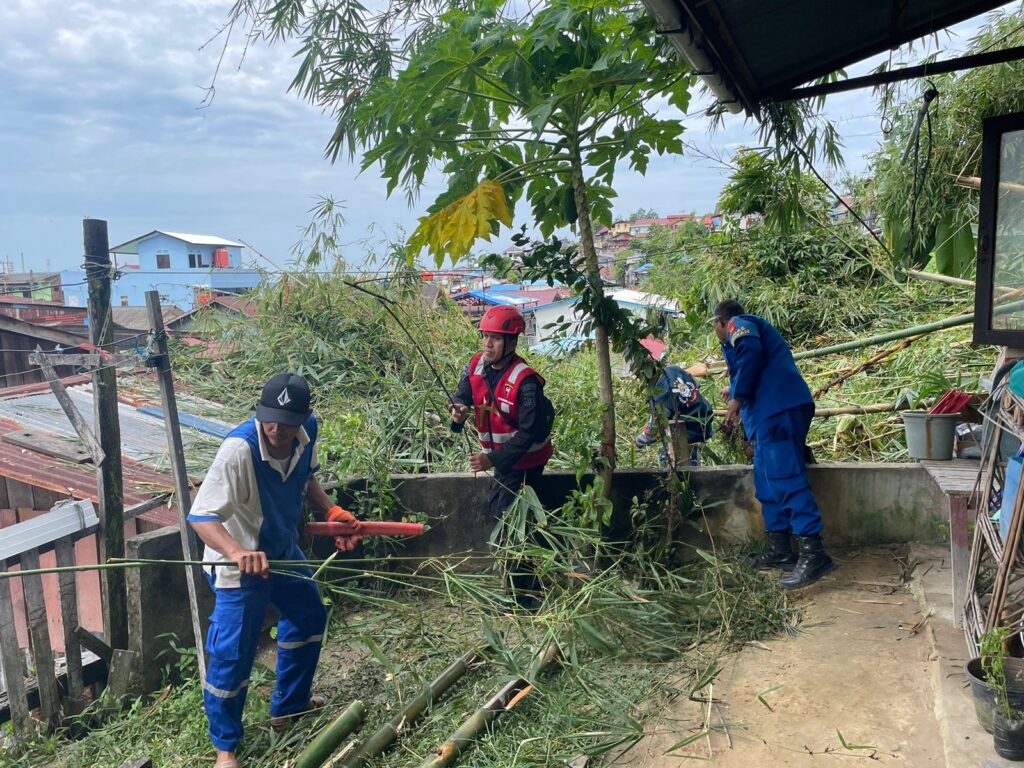 Brimob Kaltim Batalyon A Pelopor Bantu Evakuasi Material Longsor di Kampung Baru Ilir WhatsApp Image 2024 03 20 at 08.41.33 2b8e65c1