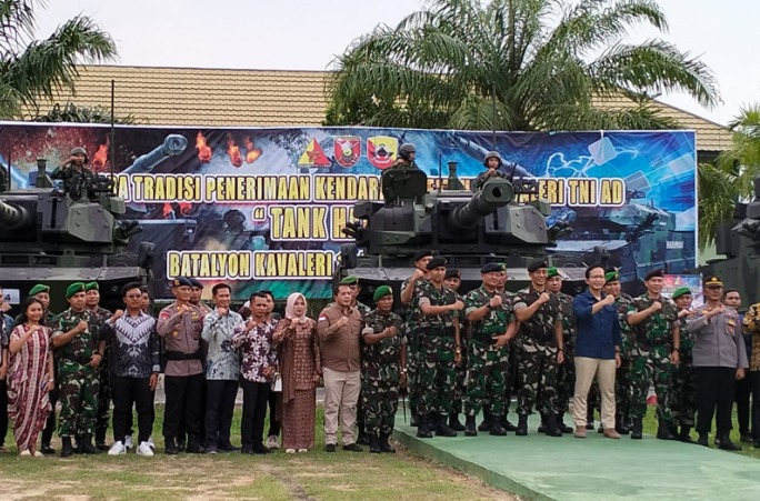 Sinergitas TNI-Polri: Personel Brimob Polda Kaltim Hadiri Penerimaan Kendaraan Tempur Baru di Batalyon Kavaleri 13 WhatsApp Image 2024 03 20 at 10.25.42