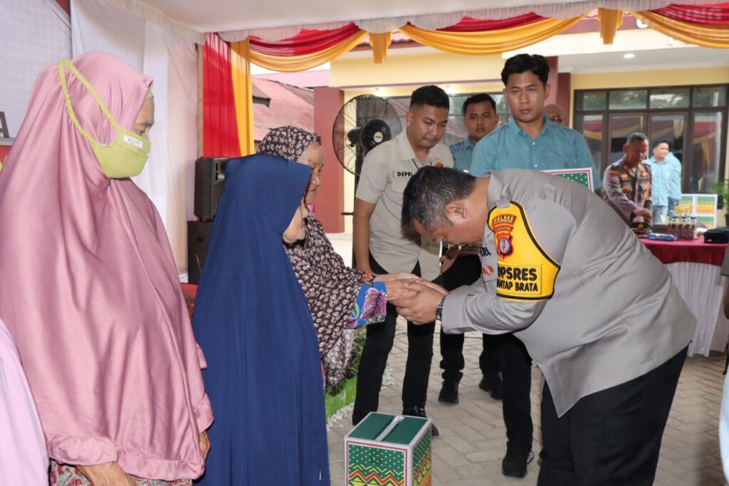Kapolres Kukar Berikan Bantuan Sosial dan Tali Asih dalam Kunjungan Kerja di Polsek Loa Kulu WhatsApp Image 2024 03 21 at 07.31.52 71d2ea18
