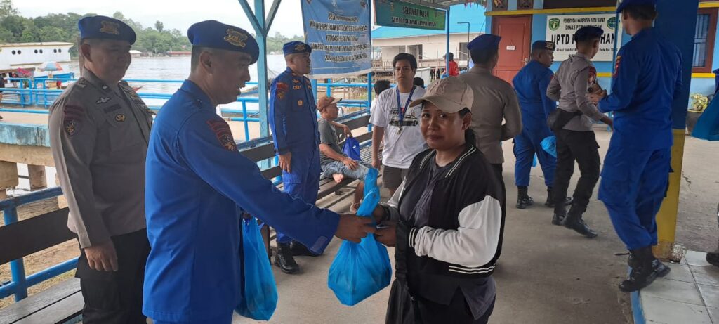 Sat Polairud Kutai Barat Bagikan Ratusan Takjil di Pelabuhan Sebagai Bentuk Kepedulian Ramadan WhatsApp Image 2024 03 21 at 08.38.15 b8bced6d
