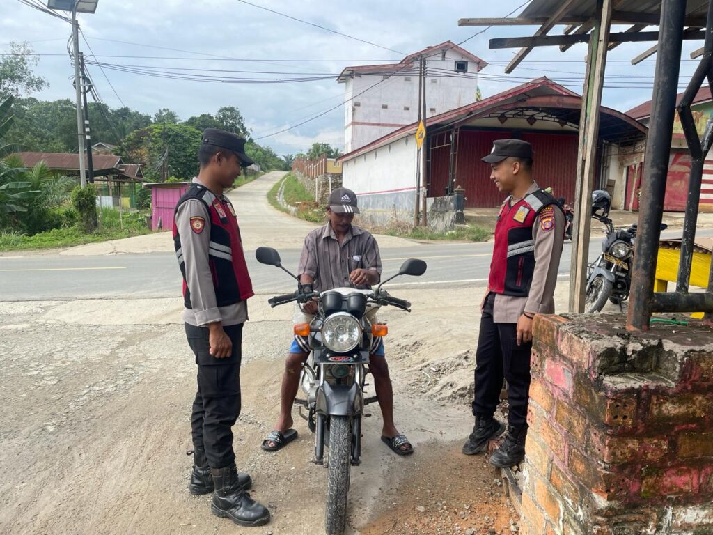 Polsek Sepaku Laksanakan Patroli Dialogis, Bangun Hubungan Harmonis dengan Warga WhatsApp Image 2024 03 21 at 10.49.04 49bddd72