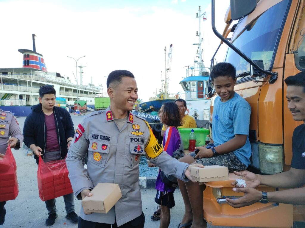 Kapolres Bontang Gelar Aksi Sosial Ramadan: Bagikan Takjil untuk Buruh dan Musafir di Pelabuhan Loktuan WhatsApp Image 2024 03 22 at 09.32.39 0a739f32