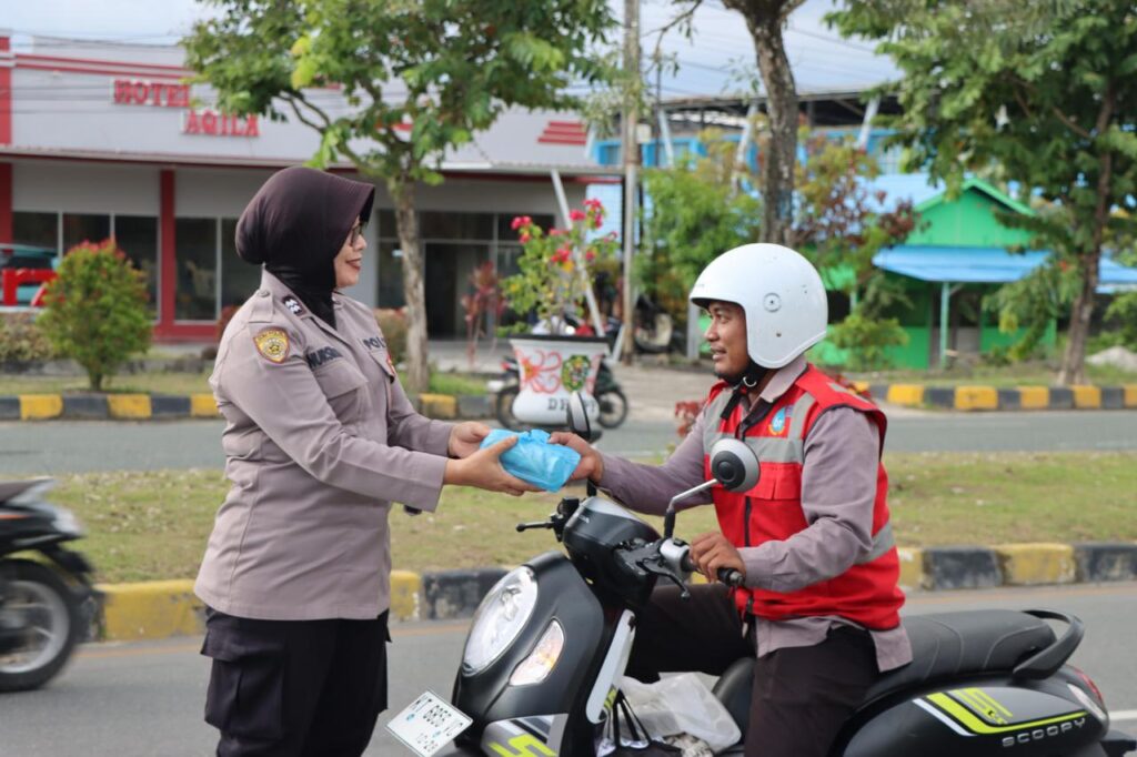 Polwan Polres PPU Bagikan Takjil Kepada Pengendara Jalan di Bulan Ramadhan WhatsApp Image 2024 03 23 at 10.40.18 1