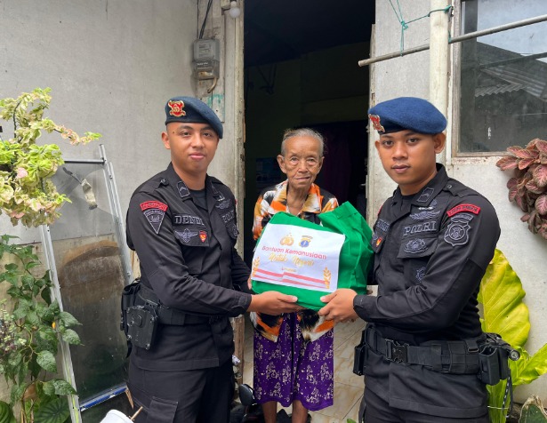 Bantu Lansia Yang Kurang Mampu, Batalyon A Pelopor Brimob Kaltim Berbagi Di Bulan Ramadhan WhatsApp Image 2024 03 23 at 11.19.47