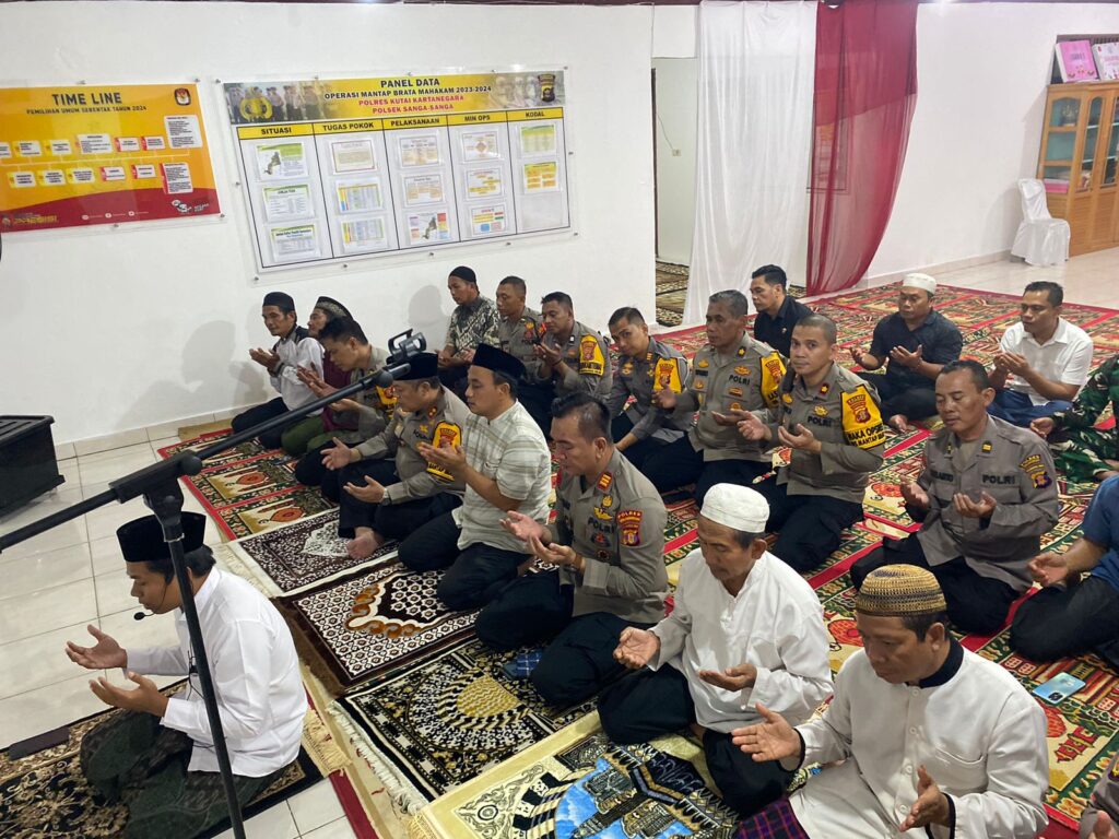 Kapolres Kukar dan PJU Gelar Sholat Berjamaah di Polsek Sanga-Sanga dalam Kunjungan Kerja WhatsApp Image 2024 03 24 at 12.40.53