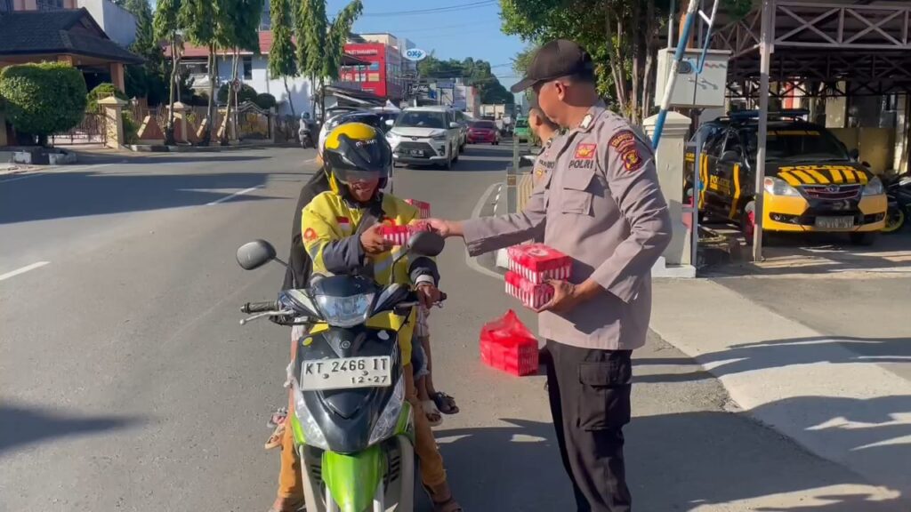 Polsek Samarinda Kota Bagikan Takjil Jelang Buka Puasa untuk Pengguna Jalan WhatsApp Image 2024 03 25 at 08.59.44 66a09ff4