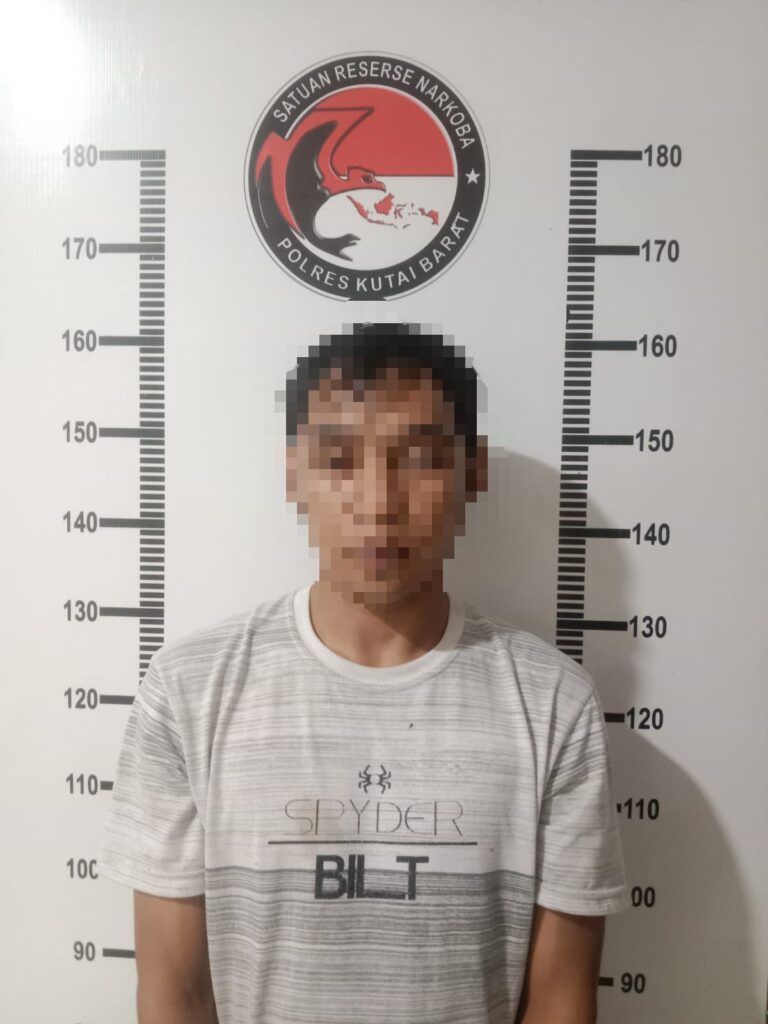 Polres Kutai Barat Amankan Tersangka Kasus Narkotika, Temukan Barang Bukti Sabu-Sabu WhatsApp Image 2024 03 25 at 14.08.47 28dcafce