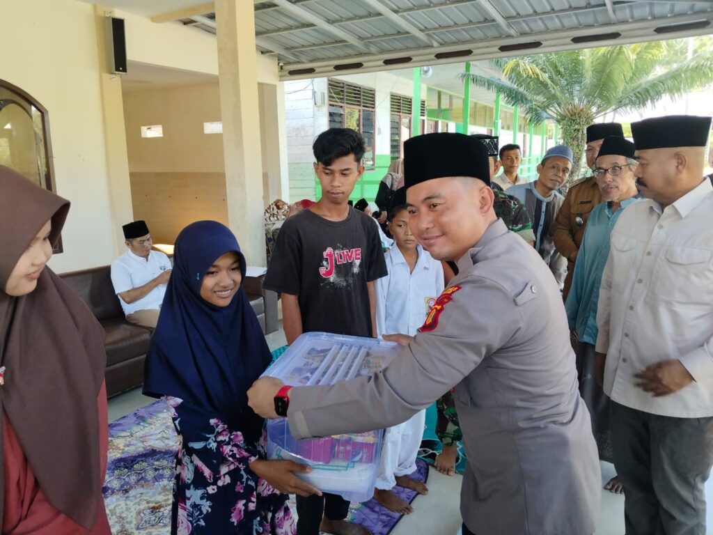 Kapolsek Marangkayu Menemani Bupati Kukar dalam Kunjungan Emosional ke Desa Samberra WhatsApp Image 2024 03 26 at 08.14.511