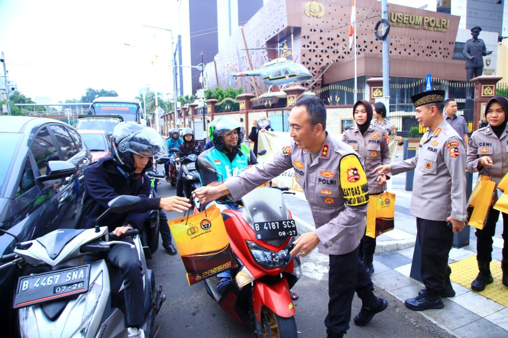 4 Jenderal Polri Kompak Bareng Polwan dan Wartawan Sebar Kebaikan di Bulan Ramadan WhatsApp Image 2024 03 28 at 23.39.13 e444ed0d