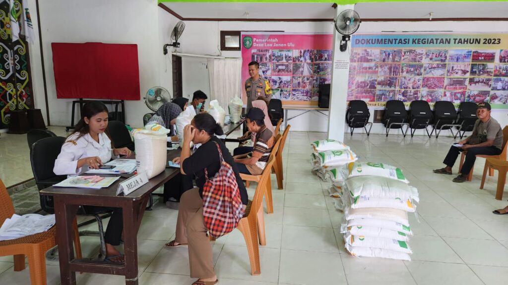 Bhabinkamtibmas Polsek Loa Janan Amankan Penyaluran Bantuan Beras dari Kementerian Sosial WhatsApp Image 2024 03 29 at 08.45.50 d2d02a5e