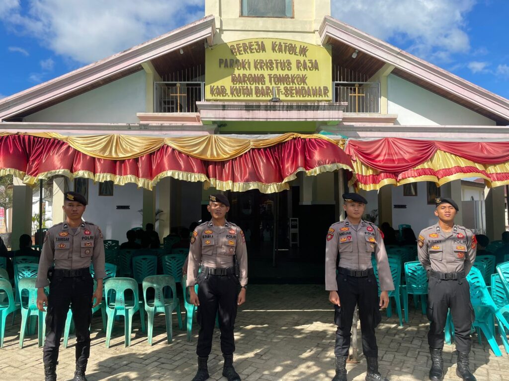Polres Kutai Barat Amankan Perayaan Paskah di Gereja-Gereja WhatsApp Image 2024 03 30 at 12.26.24 b611f716