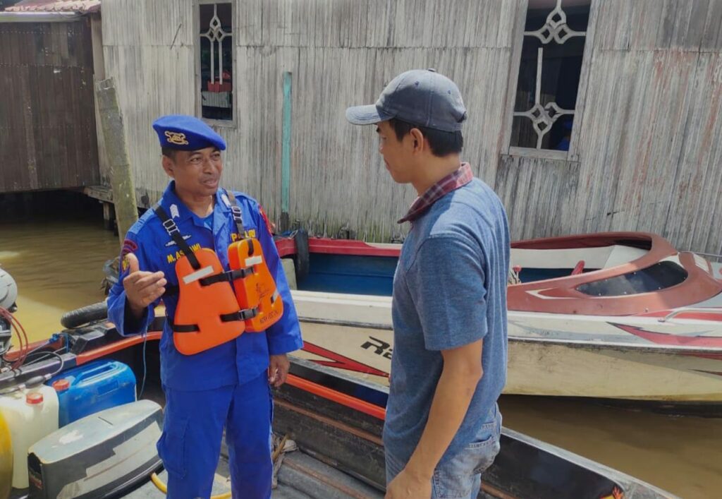 Satpolairud Kutai Kartanegara Gelar Patroli Keselamatan Pelayaran di Sungai Meriam WhatsApp Image 2024 03 31 at 11.28.36
