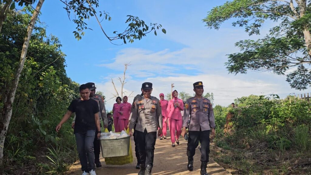 Indahnya Kebersamaan di Bulan Ramadhan, Polsek Siluq Ngurai Berbagi Takjil untuk Warga WhatsApp Image 2024 04 02 at 08.42.33 596a3fae