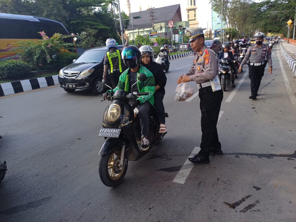 Satlantas Polresta Samarinda Bagikan Takjil untuk Pengguna Jalan di Bulan Ramadhan WhatsApp Image 2024 04 05 at 10.59.52
