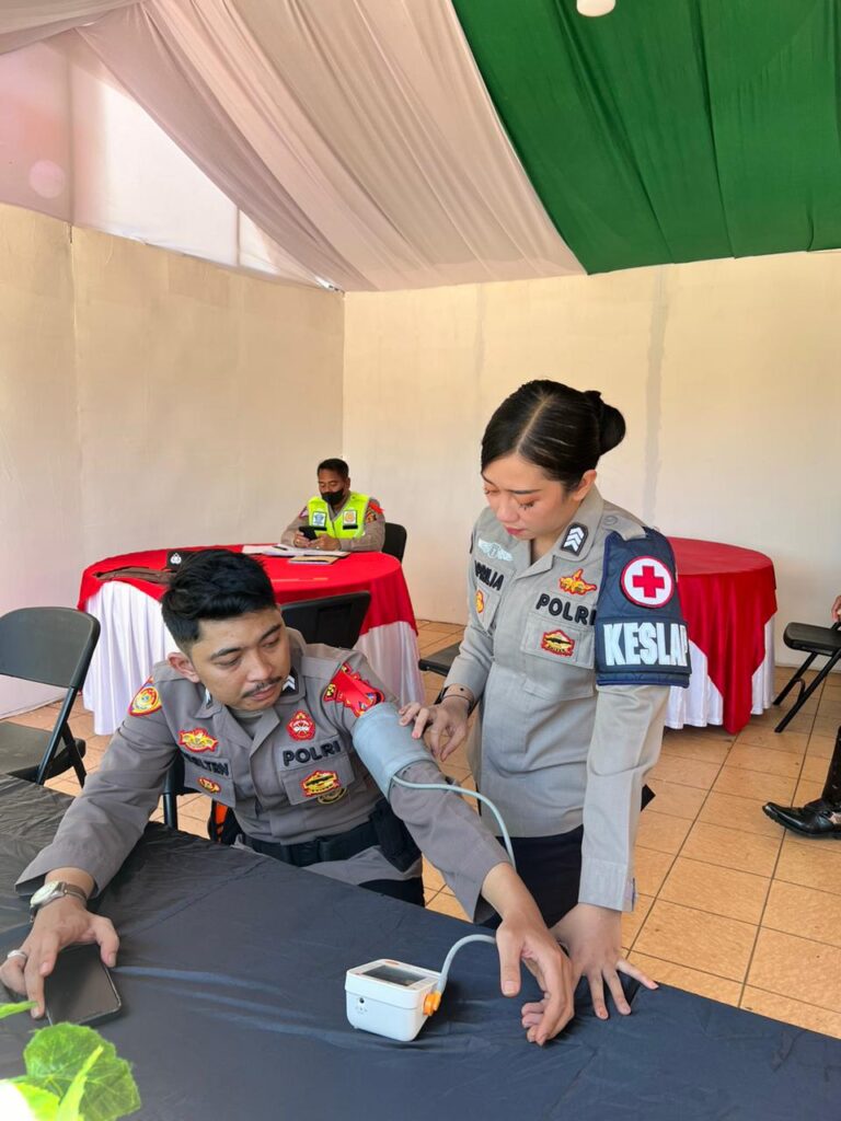 Pastikan Kondisi Petugas Pos Pengamanan Lebaran 2024 Dalam Kondisi Sehat, Sidokkes Polres Paser Periksa Kesehatan WhatsApp Image 2024 04 05 at 14.33.41 9cb3a713