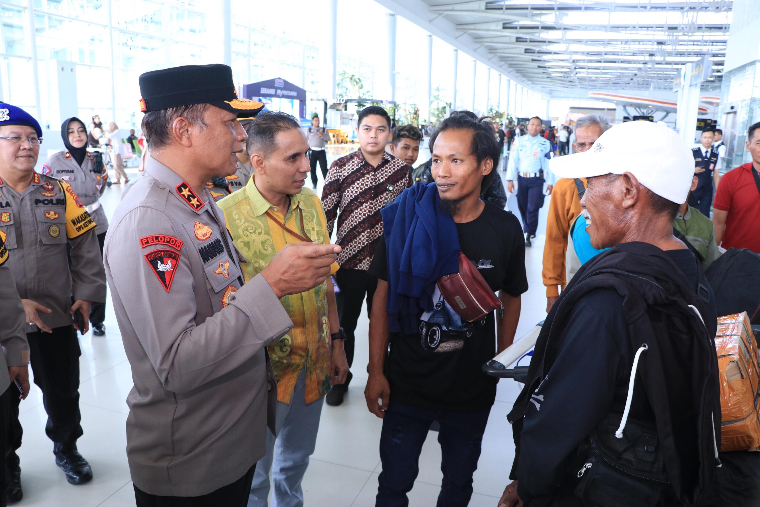 Kapolda Kaltim Pantau Arus Mudik di Bandara Hingga Pelabuhan Semayang Balikpapan 1 WhatsApp Image 2024 04 05 at 19.03.41 b2233bcd scaled