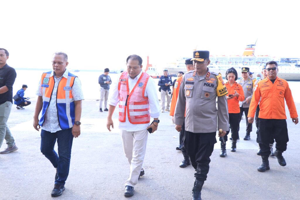 Kapolda Kaltim Pantau Arus Mudik di Bandara Hingga Pelabuhan Semayang Balikpapan WhatsApp Image 2024 04 05 at 19.03.51 c55db7ea