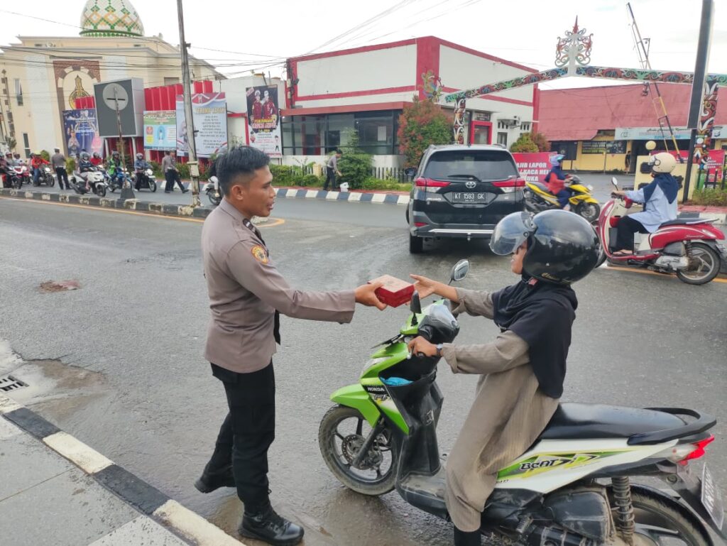 Polres Berau Bagikan Takjil di Depan Mako Polres dalam Semangat Ramadan WhatsApp Image 2024 04 06 at 16.03.13 40f88f5d