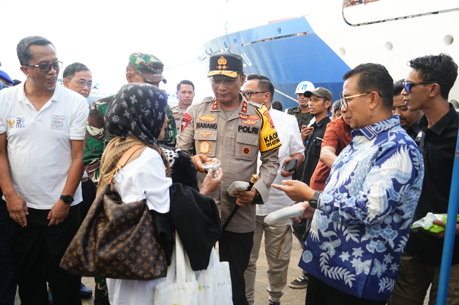 Kapolda Kaltim Hadiri Pelepasan Peserta Mudik Asyik Bersama BUMN 2024 Dari Pelabuhan Semayang 1 WhatsApp Image 2024 04 07 at 20.53.31
