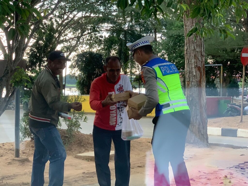 Satlantas Polres Kutai Kartanegara Gelar Pembagian Takjil Gratis di Lokasi Strategis WhatsApp Image 2024 04 08 at 11.55.30