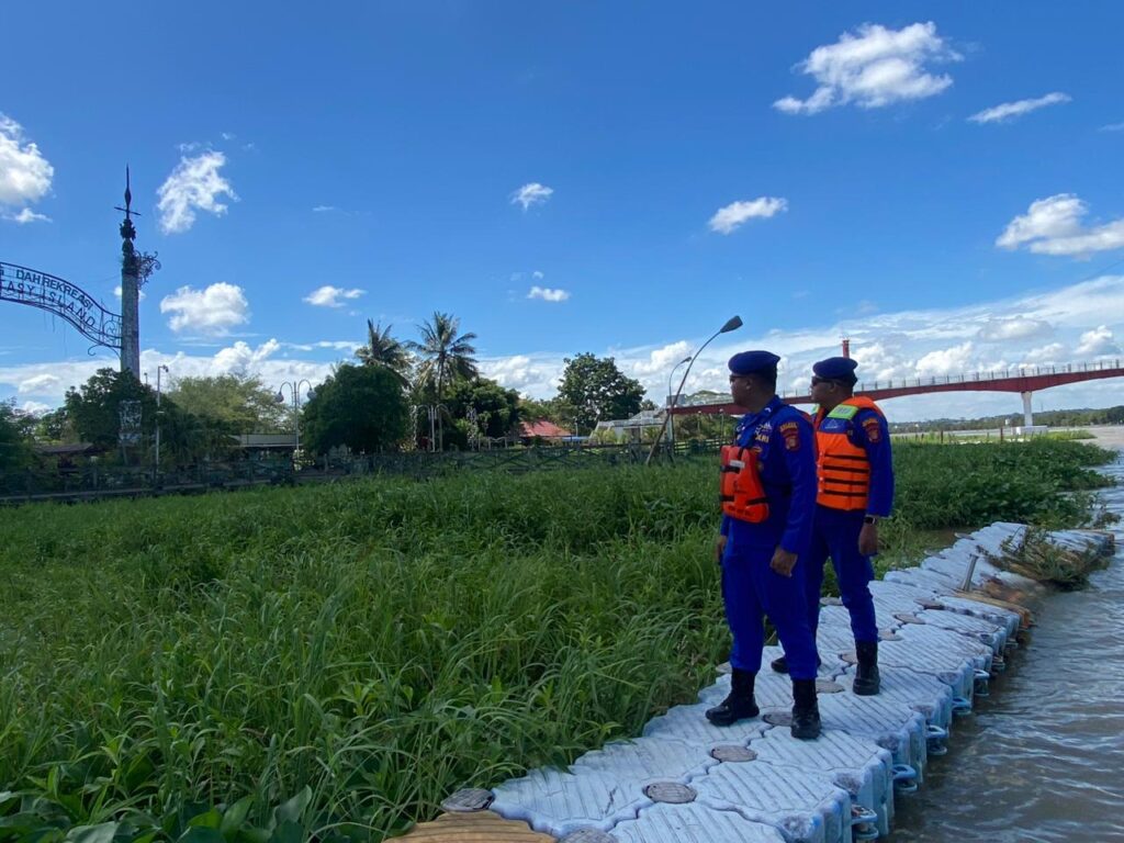 Satpolairud Polres Kukar Lakukan Pengamanan di Tempat Wisata Pulau Kumala WhatsApp Image 2024 04 14 at 09.40.25 b0a9d2de