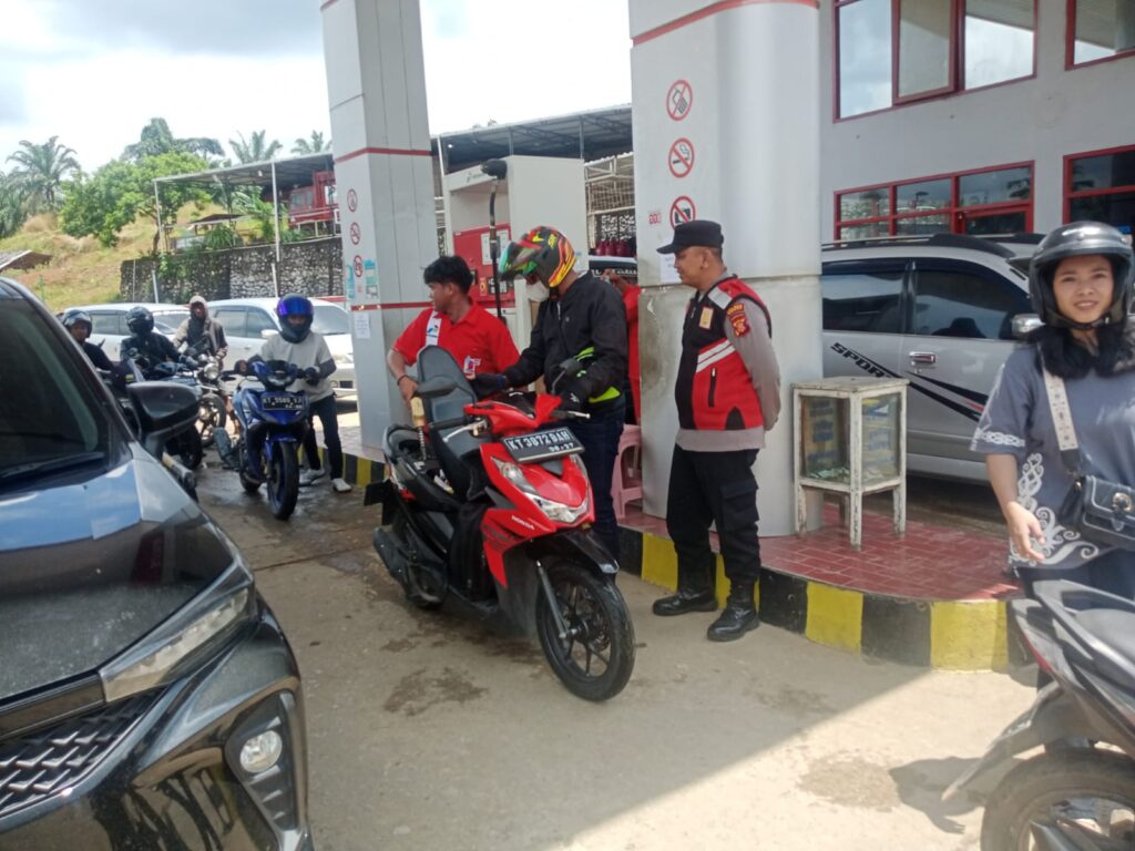 Polsek Kuaro Tingkatkan Patroli dan Pengecekan di SPBU Guna Cegah Penyalahgunaan BBM WhatsApp Image 2024 04 14 at 10.03.01 b252e414