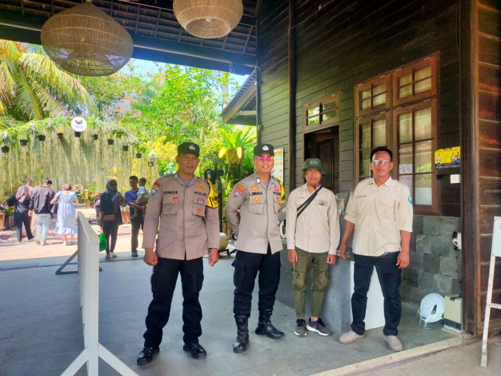 Personel Polsek Sungai Pinang Amankan Tempat Wisata dan Rekreasi Selama Libur Idul Fitri 1445 H WhatsApp Image 2024 04 15 at 07.07.43 c441b252