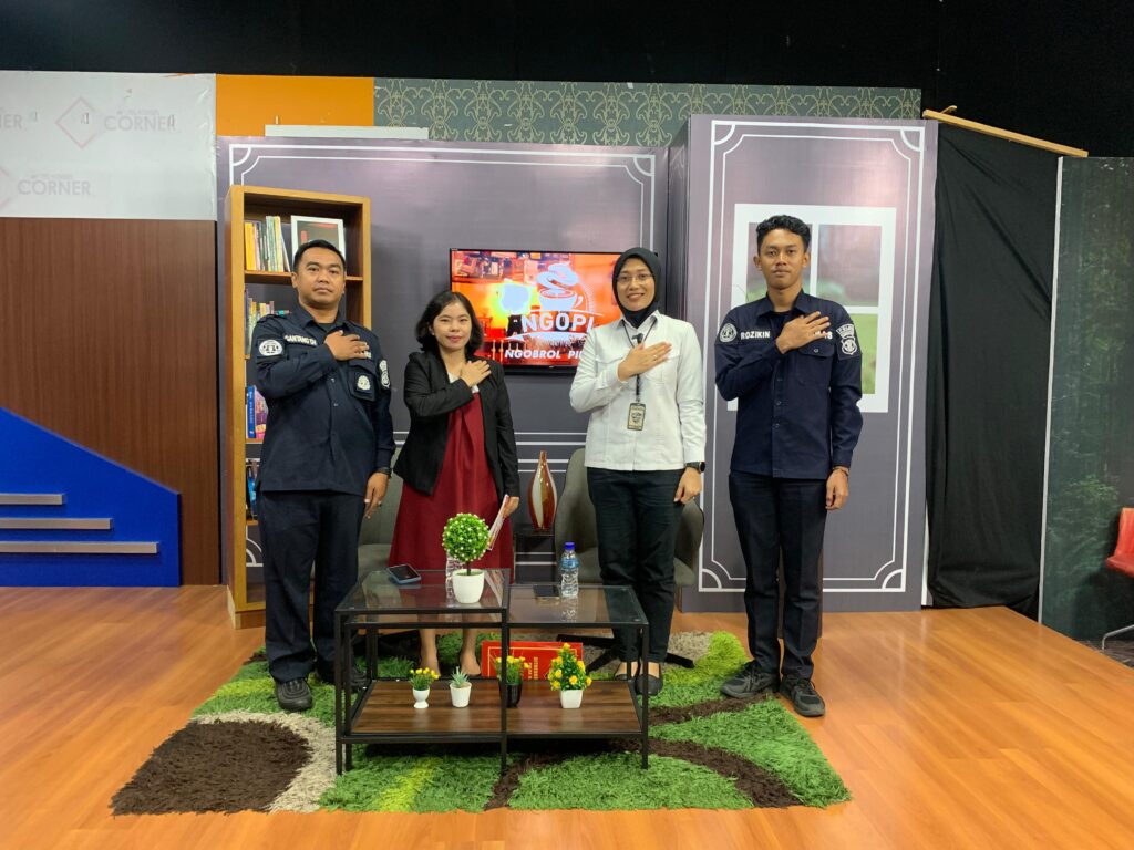 Melalui Program Talkshow BTV “Ngobrol Pintar”, Subdit Cyber Ditreskrimsus Polda Kaltim Edukasi Masyarakat Terkait Kejahatan Di Dunia Siber WhatsApp Image 2024 04 17 at 14.32.51 a42860e7