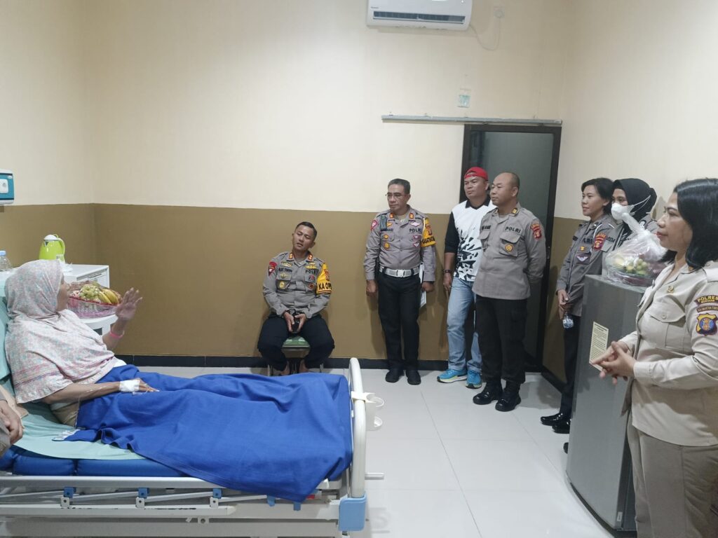 Empati Kepada Personil, Kapolres Bontang Kunjungi Personil Yang Sedang Dirawat WhatsApp Image 2024 04 18 at 08.21.43 ce0f330d