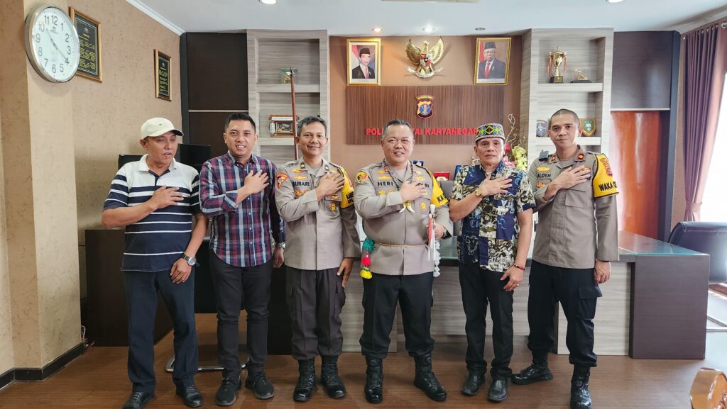 Kapolres Kukar Terima Silaturahmi Ketua Adat Dayak Punan Kecamatan Tabang WhatsApp Image 2024 04 19 at 07.57.25 b0e153ba