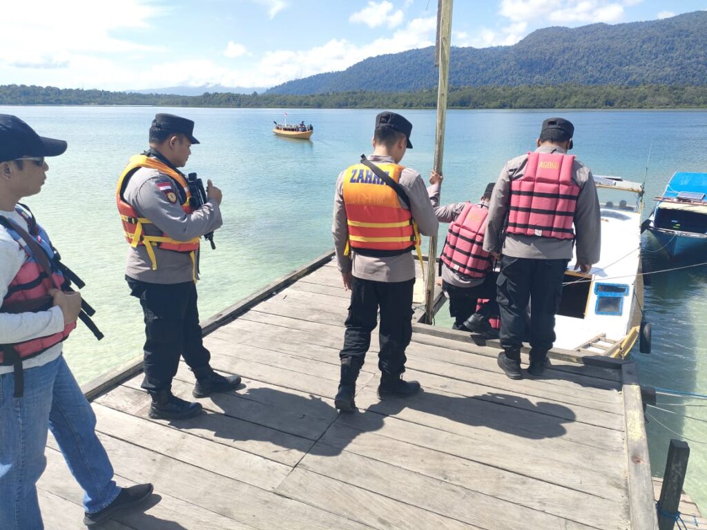 Kapolsek Biduk-Biduk Pimpin Patroli Keamanan di Tempat Wisata WhatsApp Image 2024 04 19 at 08.11.11 486df227