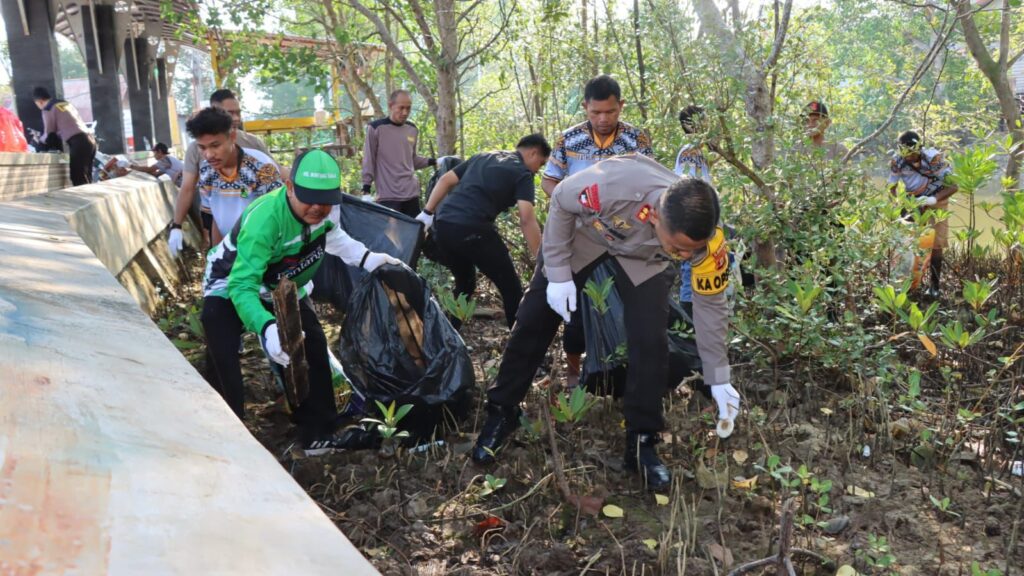 Peduli Lingkungan, Kapolres Bontang Pimpin Aksi Bersih Pesisir Bontang Kuala WhatsApp Image 2024 04 19 at 11.12.31 68d21c94