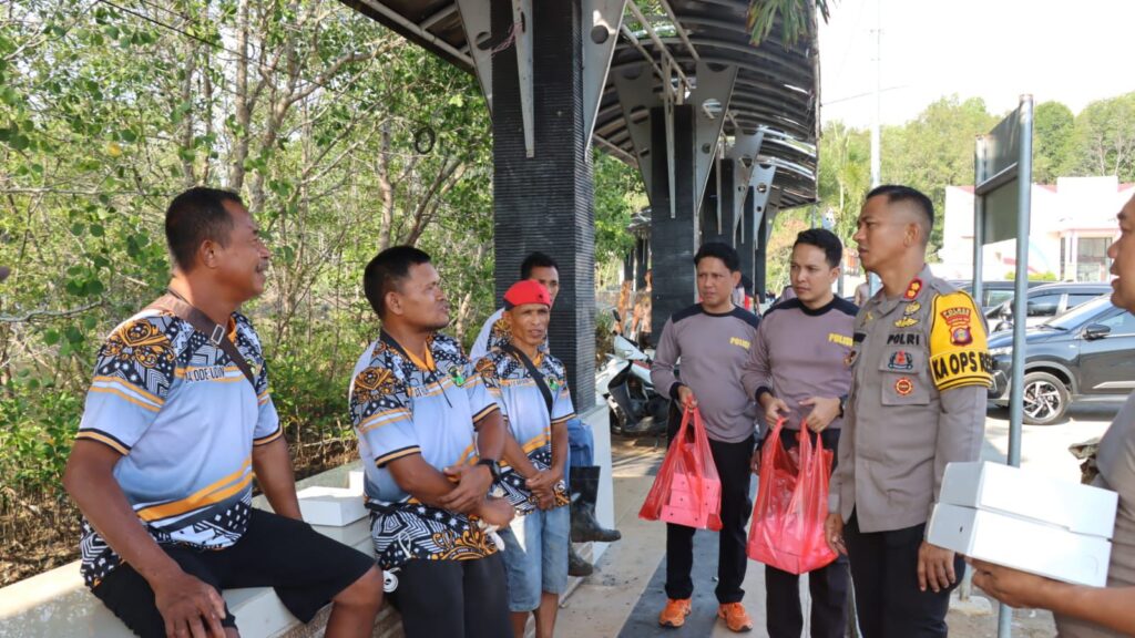 Jumat Berkah Kapolres Bontang Sapa Warga Bontang Kuala serta bagikan Nasi kotak WhatsApp Image 2024 04 19 at 11.12.52 2e90ca03