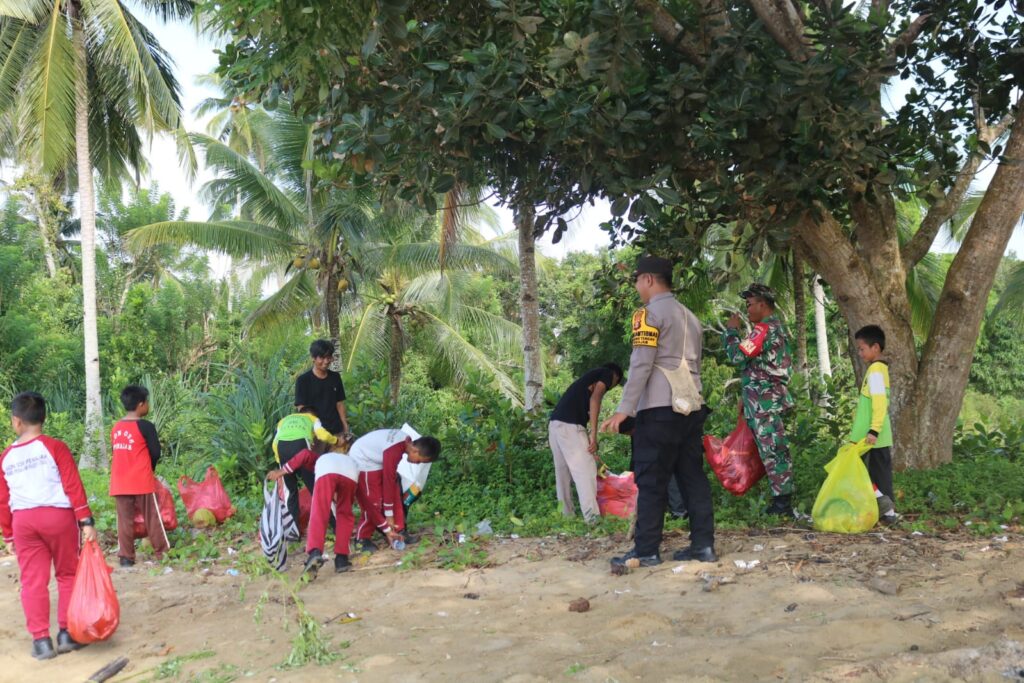 Sinergitas Bhabinkamtibmas dan Bhabinsa Bersama Masyarakat Bersih Pantai sebagai akhir Liburan Lebaran Idul Fitri 1445 H WhatsApp Image 2024 04 19 at 14.10.50 09bee890