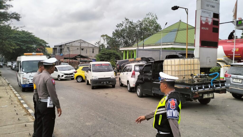 Sat Lantas Polres Kutai Barat Lakukan Pam dan Monitoring Antisipasi Kelangkaan BBM di SPBU WhatsApp Image 2024 04 19 at 15.28.15 5adbc067