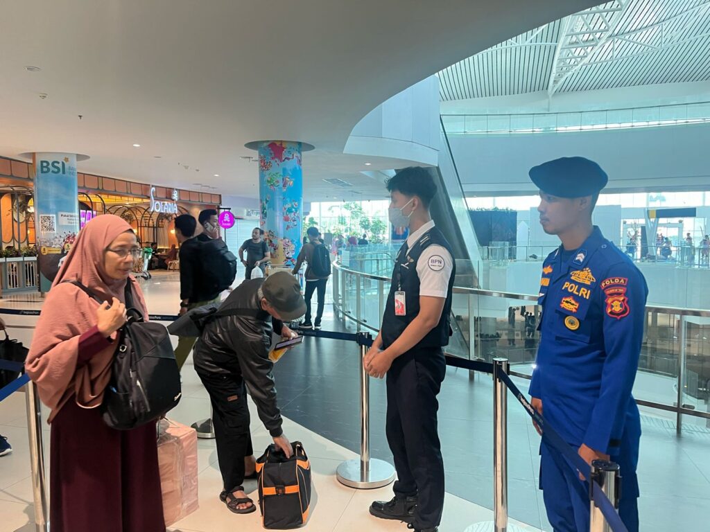 Ciptakan Keamanan Dan Kenyamanan Para Penumpang, Personel Ditpolairud Polda Kaltim Patroli Di Bandara SAMS Balikpapan WhatsApp Image 2024 04 20 at 07.04.41
