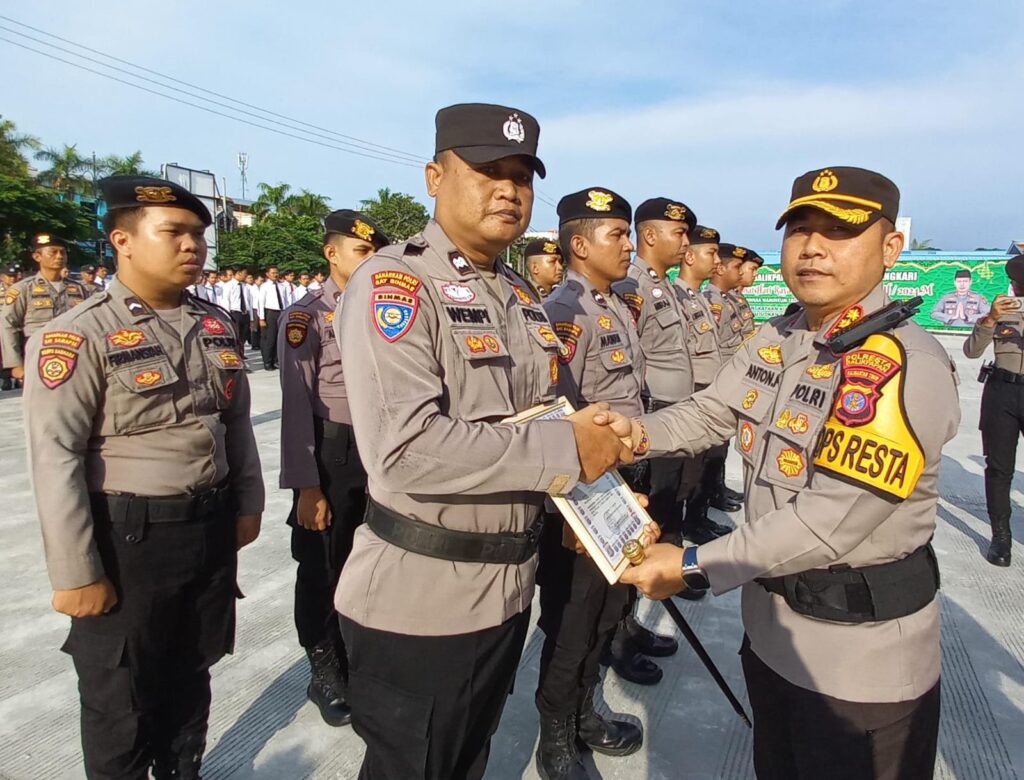 Apel Pagi Kapolresta Balikpapan Berikan 12 Reward Kepada Anggota Berprestasi WhatsApp Image 2024 04 22 at 09.54.05 0847bd1e
