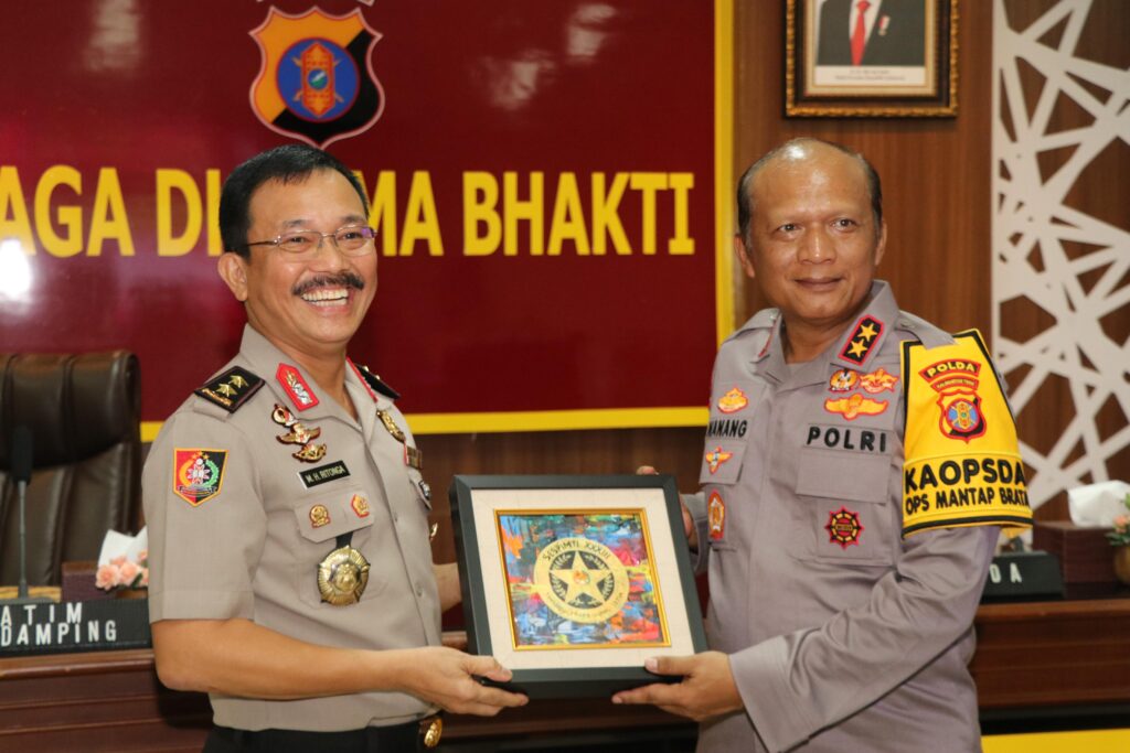 Kapolda Kaltim Sambut Rombongan Pasis Sespimti Dikreg ke-33 Tahun 2024 WhatsApp Image 2024 04 22 at 14.37.49 8fef74ae