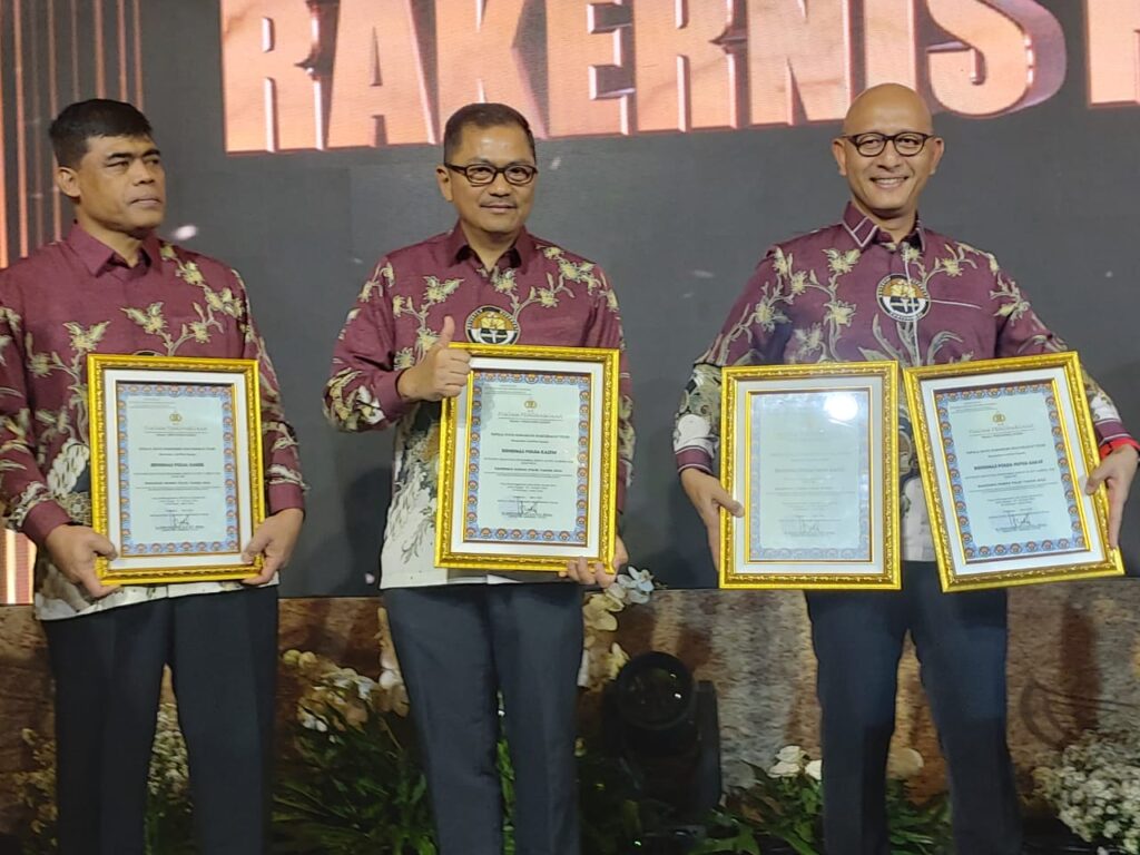 Kabid Humas Polda Kaltim Terima Penghargaan Dalam Kegiatan Rakernis Humas Tahun 2024 WhatsApp Image 2024 04 23 at 11.56.51 0dca374d
