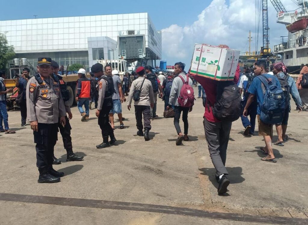 Kapolsek KP 3 Pelabuhan Semayang:Jalur Mudik Pasca Lebaran Kembali Normal Di Pelabuhan Semayang Balikpapan WhatsApp Image 2024 04 24 at 12.39.13