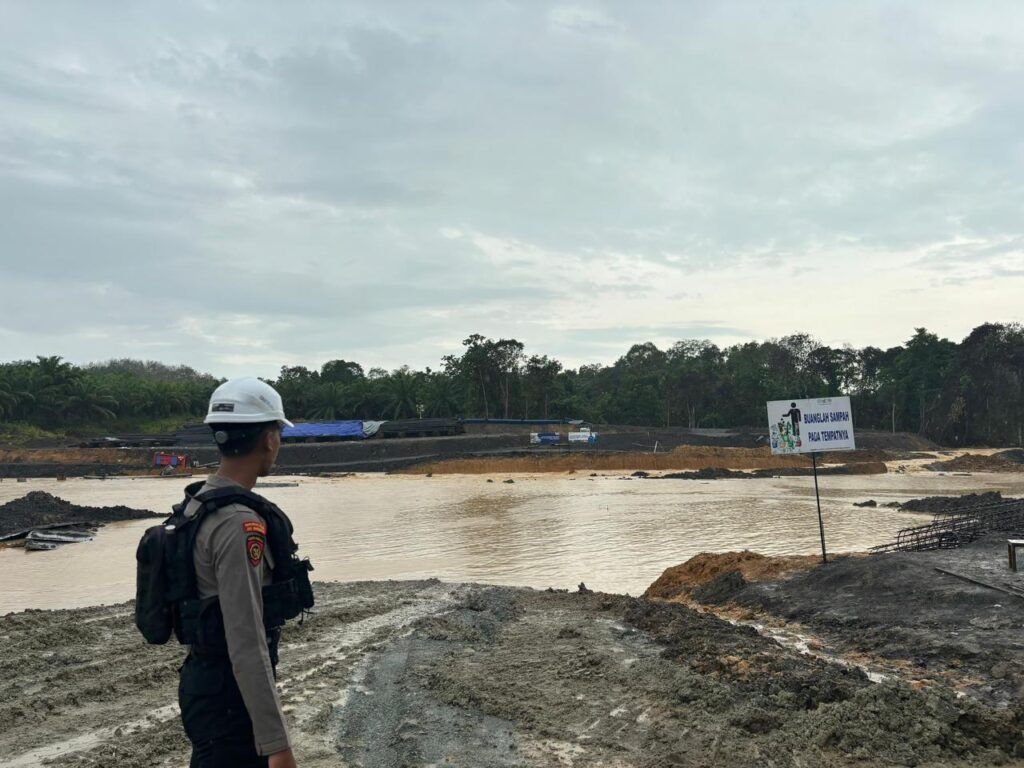 Guna Pastikan Keamanan, Personil Satgas Ops.Nusantara Mahakam Lakukan Patroli Di Kawasan Pembangunan IKN WhatsApp Image 2024 04 25 at 08.54.34