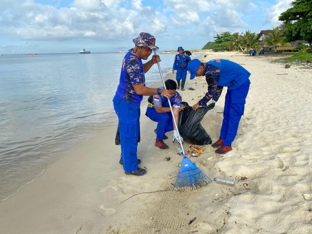 Personel Ditpolairud Polda Kaltim Bersama Relawan dan Masyarakat Bersihkan Laut di Pantai Kilang Mandiri Balikpapan WhatsApp Image 2024 04 26 at 12.24.03 53b0ef5c